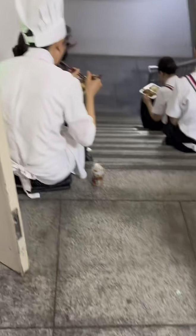 坐在桌上吃饭员工无奈只能蹲着吃饭AG真人直营网友吐槽西贝上班