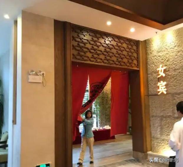 液男子误入女宾区洗浴中心赔偿解释AG真人百家家乐平台女子裸身涂乳(图2)